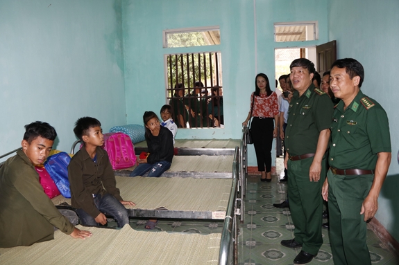 Lãnh đạo, chỉ huy Bộ chỉ huy Bộ đội Biên phòng tỉnh Hà Tĩnh kiểm tra nơi ăn, ở và sinh hoạt của các cháu tại đơn vị.